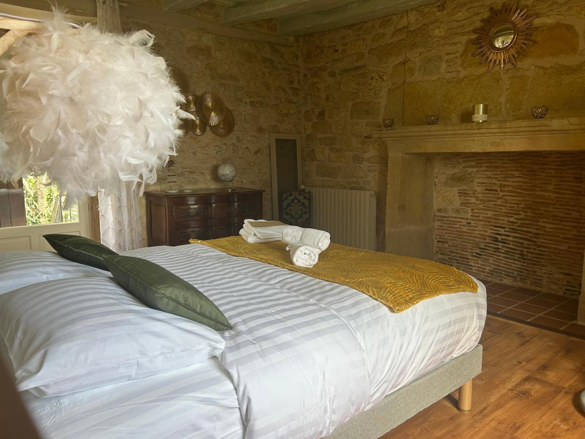 Demeure Du Vallon - Chambres D'Hotes De Charme Azerat Eksteriør billede